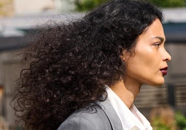 Tengo el cabello rizado y desde que uso este suero capilar mi cabello ha crecido más rápido y más saludable.